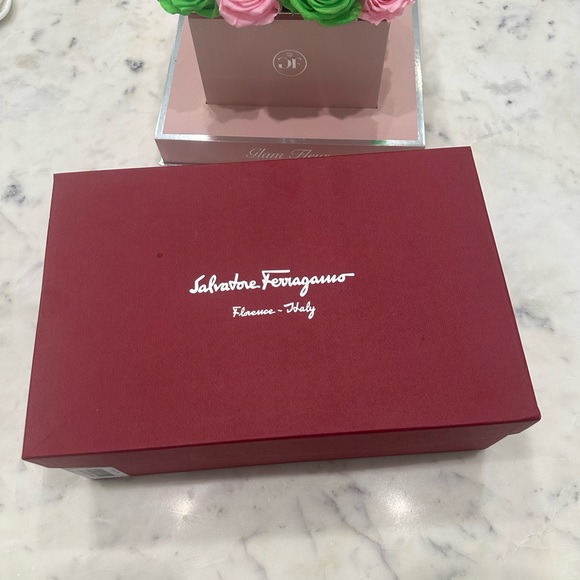 Ferragamo black patent leather pumps with gold heels . - Picture 5 of 5